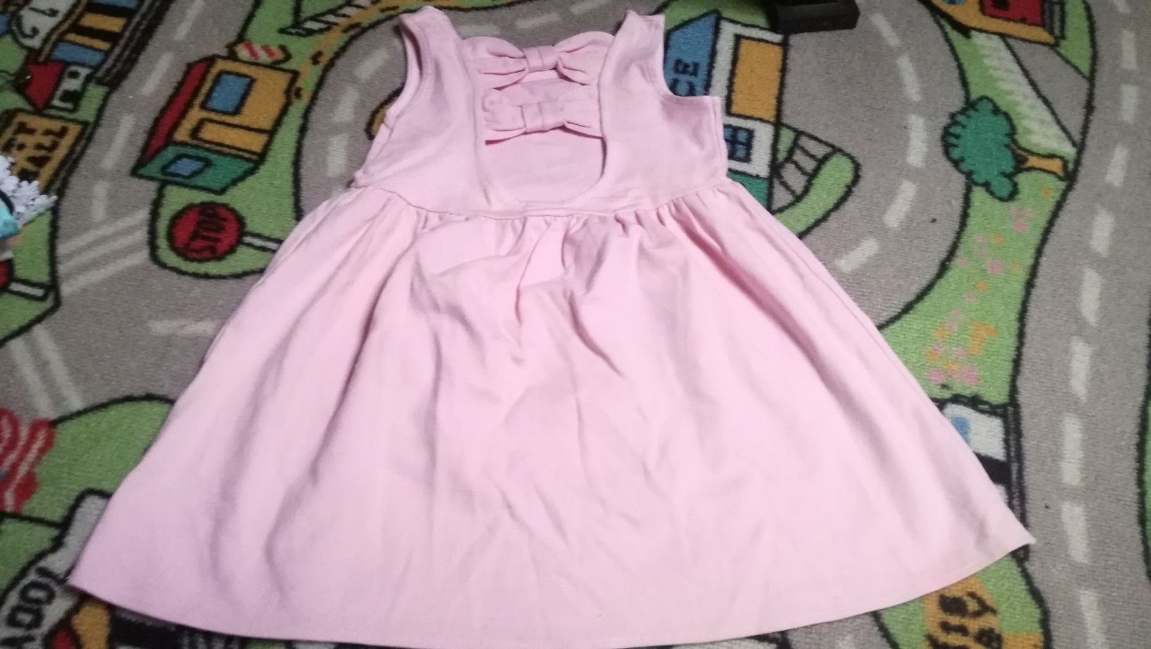 Varias roupas de menina