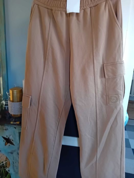 Spodnie dresowe kieszenie