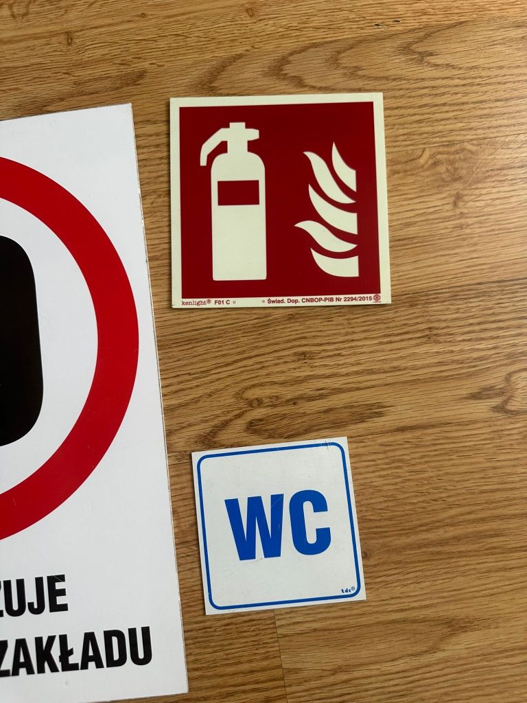 Tabliczki tablice informacyjne sprzęt gaśniczy gaśnica WC ograniczenie
