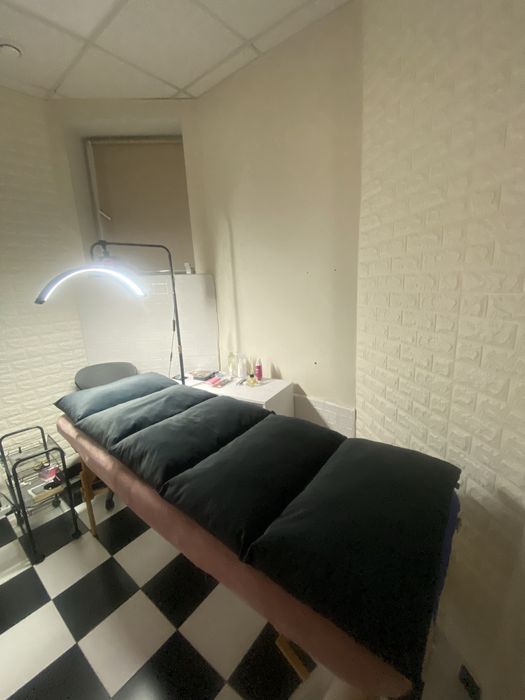 Місце для майстра манікюру,  окремий кабінет для лашмейкера,