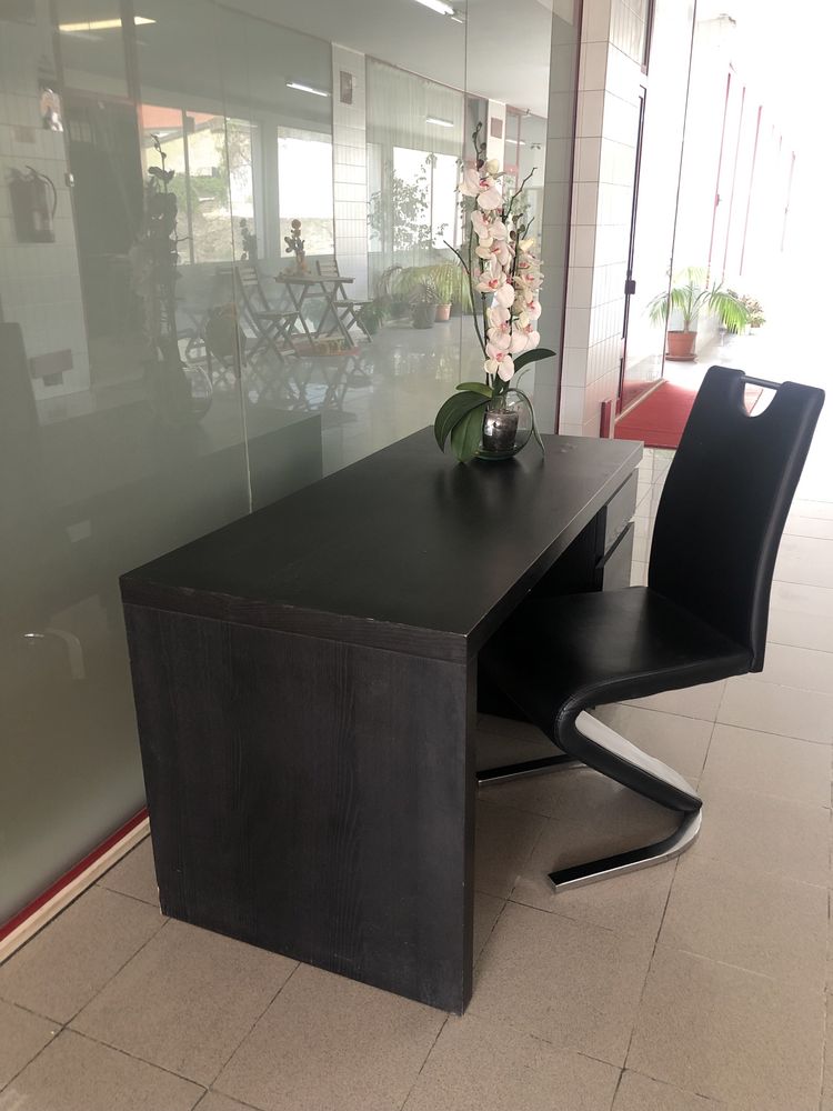 Secretária IKEA + oferta de cadeira