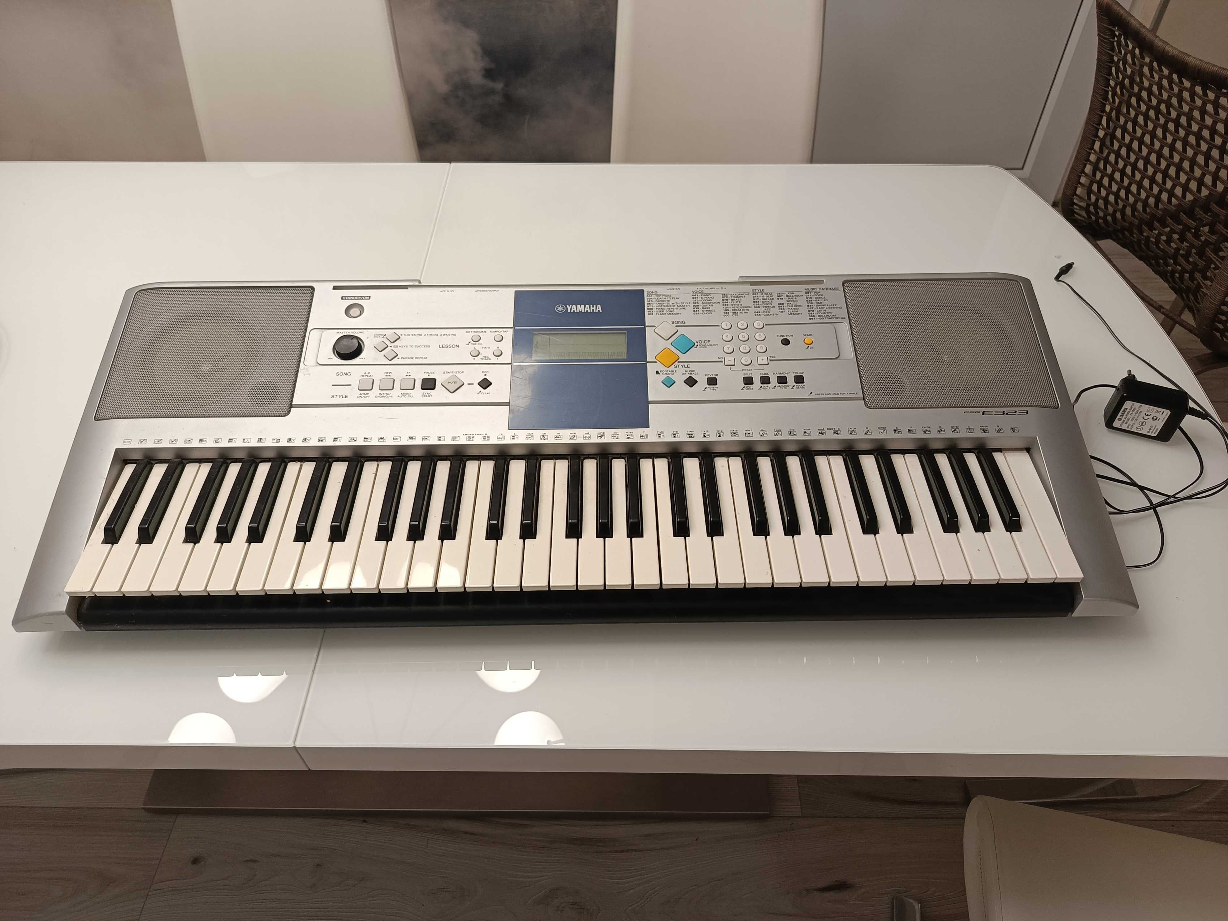 Yamaha psr-e323 komplet prawie jak nowka
