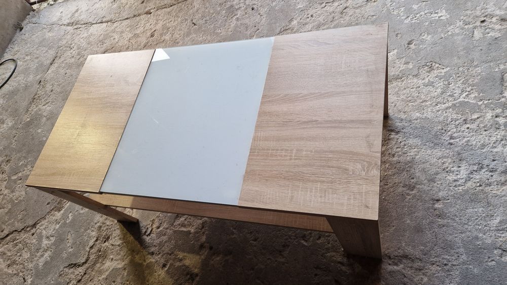 Stół do salonu z szybą w środku