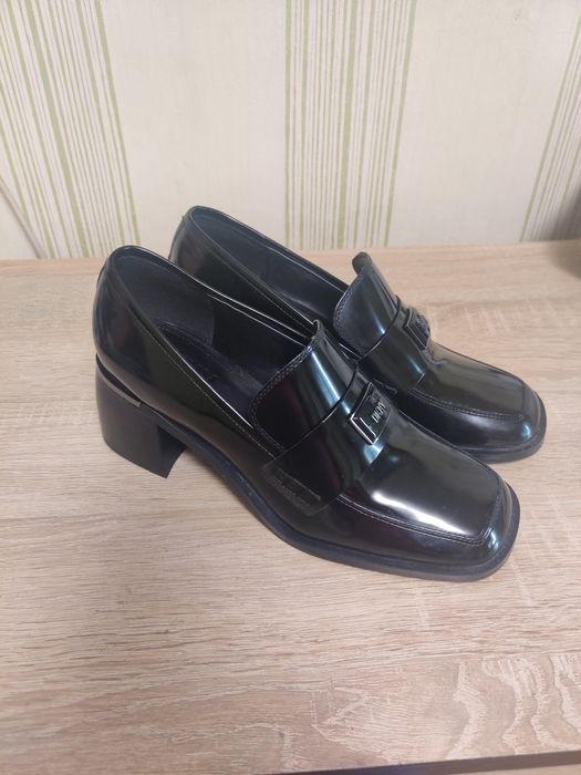 Лофери DKNY шкіряні р. 38,5