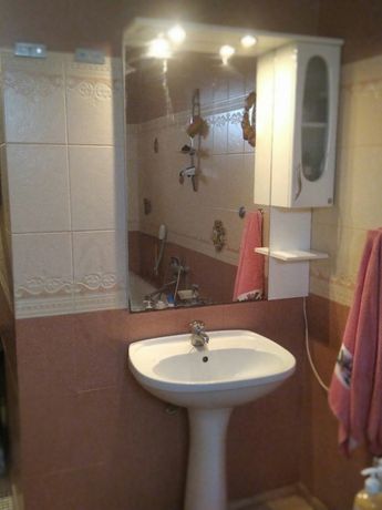 Умывальник с тюльпаном, зеркало в ванную комнату