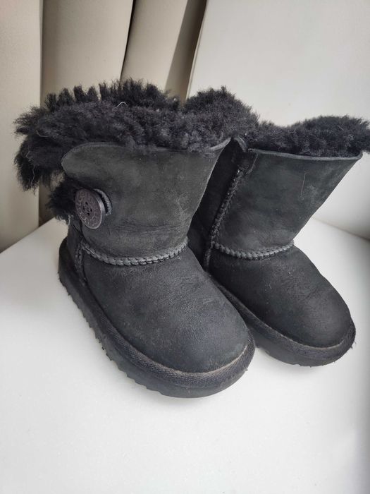 Продаються детские сапожки Уги.