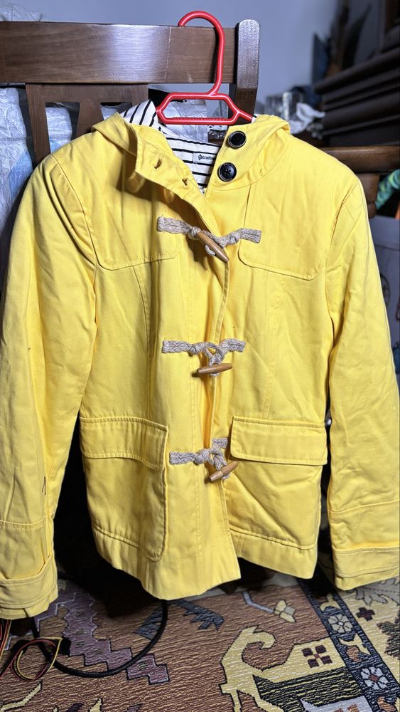 Casaco amarelo com capuz
