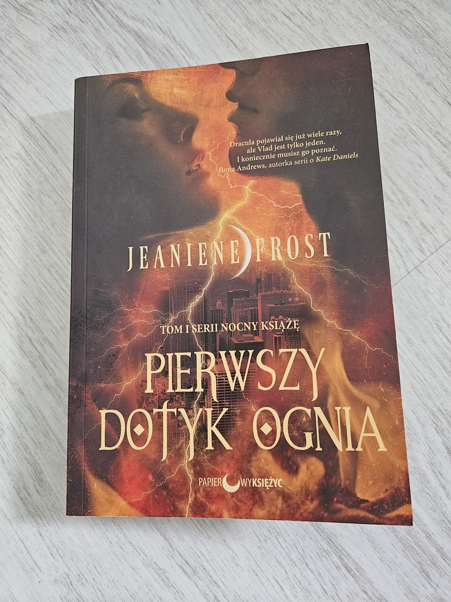 Pierwszy dotyk ognia wampiry Dracula książę