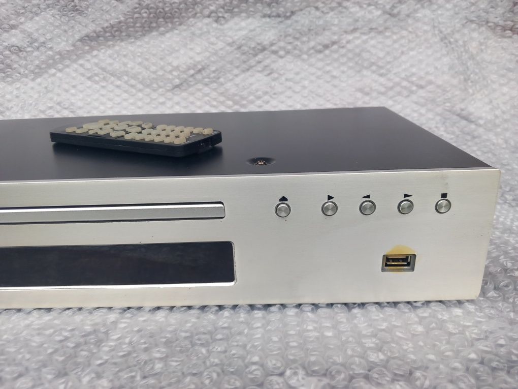 Odtwarzacz   CD , MP3, USB. Pilot