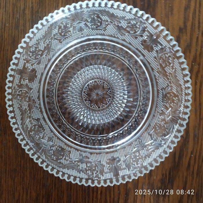 Talerzyk szklany deserowy.