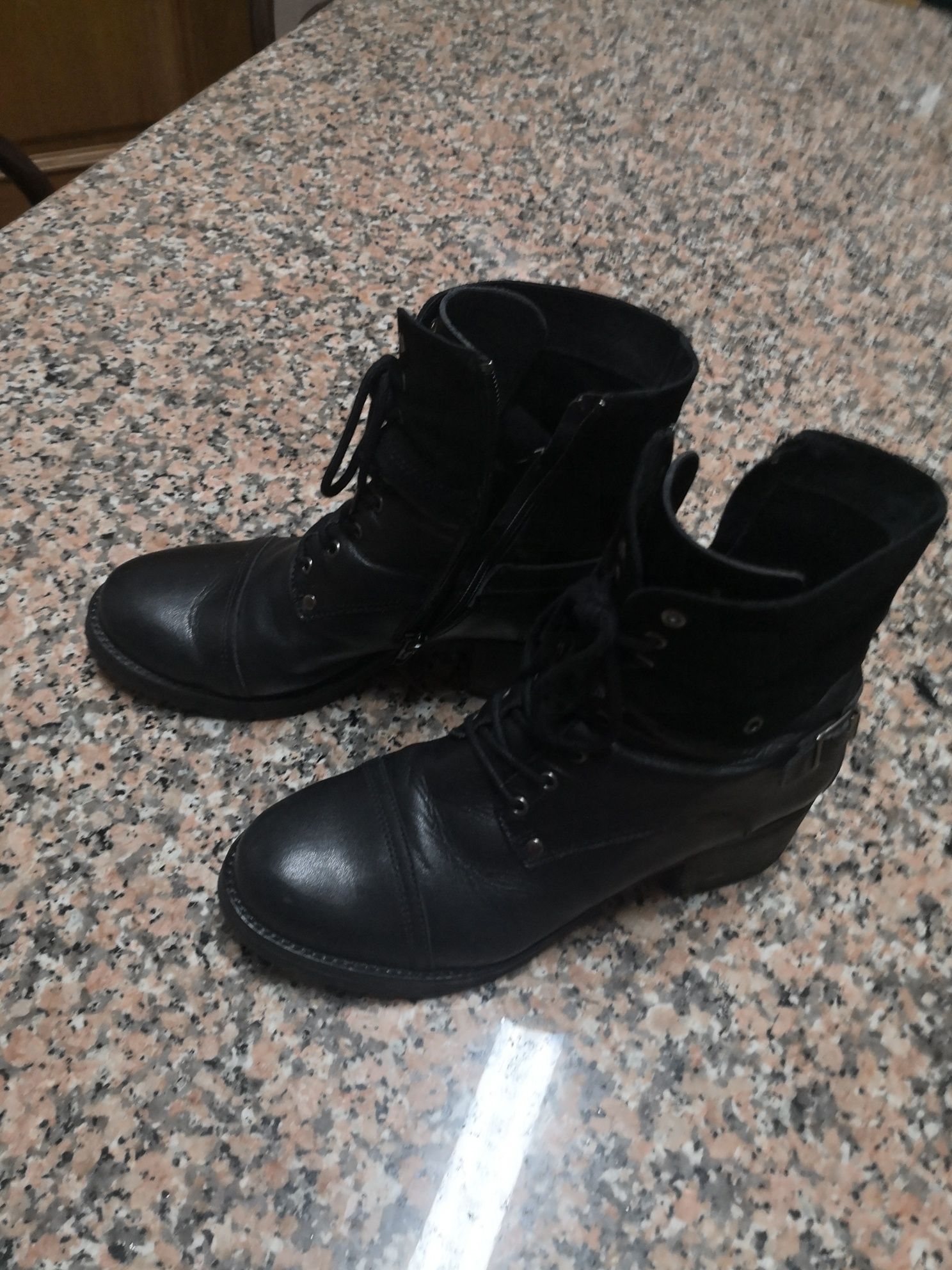 3 pares de botins de mulher em pele, um par novo