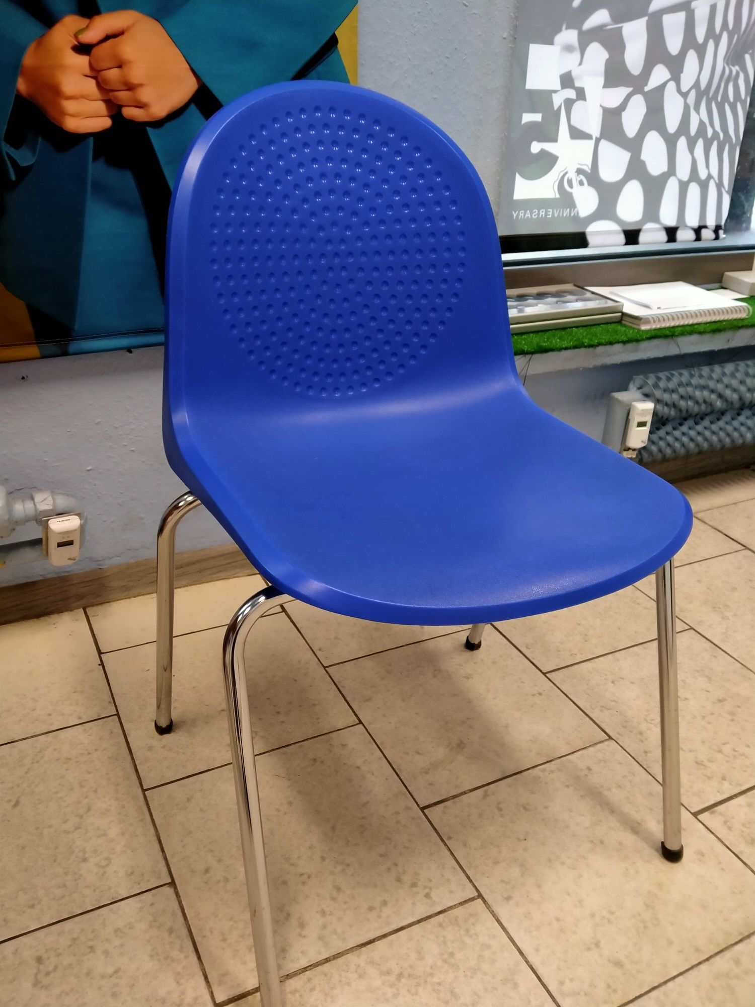 Krzesło plastikowe i metalowe.
