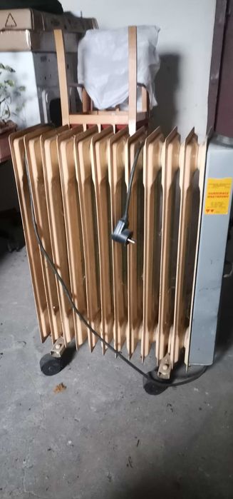 Grzejnik olejowy o mocy 1400W. elektryczny, na kółkach, sprawny.