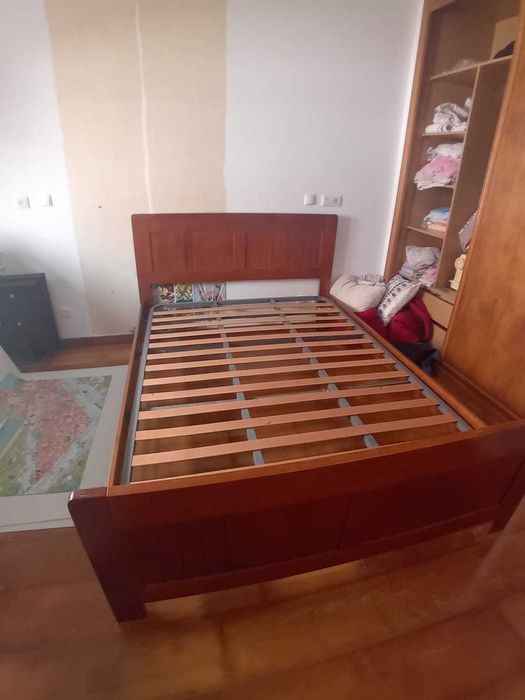 Cama casal em muito bom estado pode ser vendido com colchao