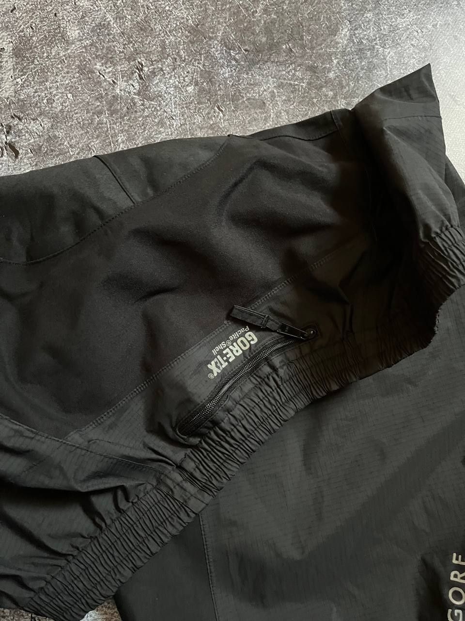 Шорты на технологии Gore-Tex на утяжках
Размер: L
Состояние 10/10

Цен