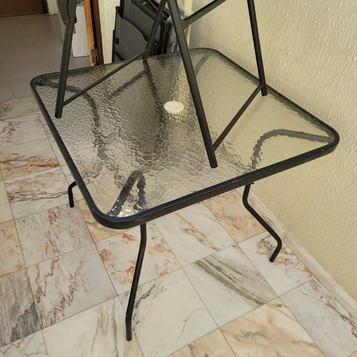 Mesa com tampo de vidro + 4 cadeiras para espaco exteriror como novo