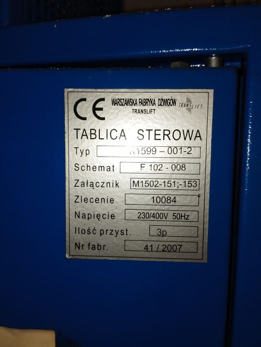 Metalowa szafa sterująca od windy.