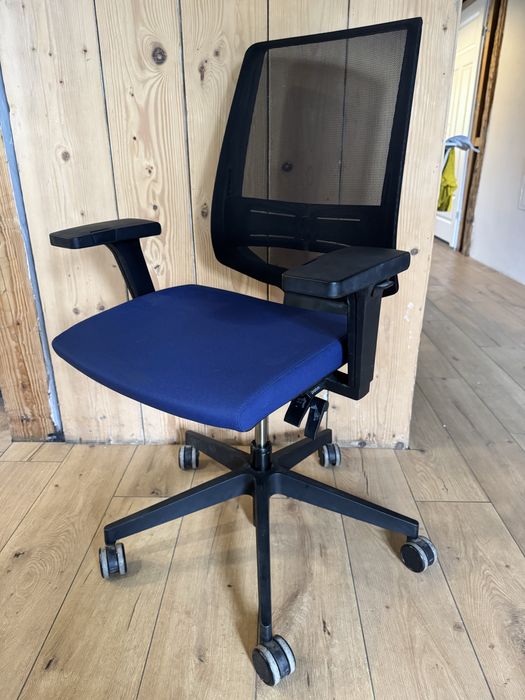 Krzesło biurowe ergonomiczne z pełną regulacją – wygodne i solidne