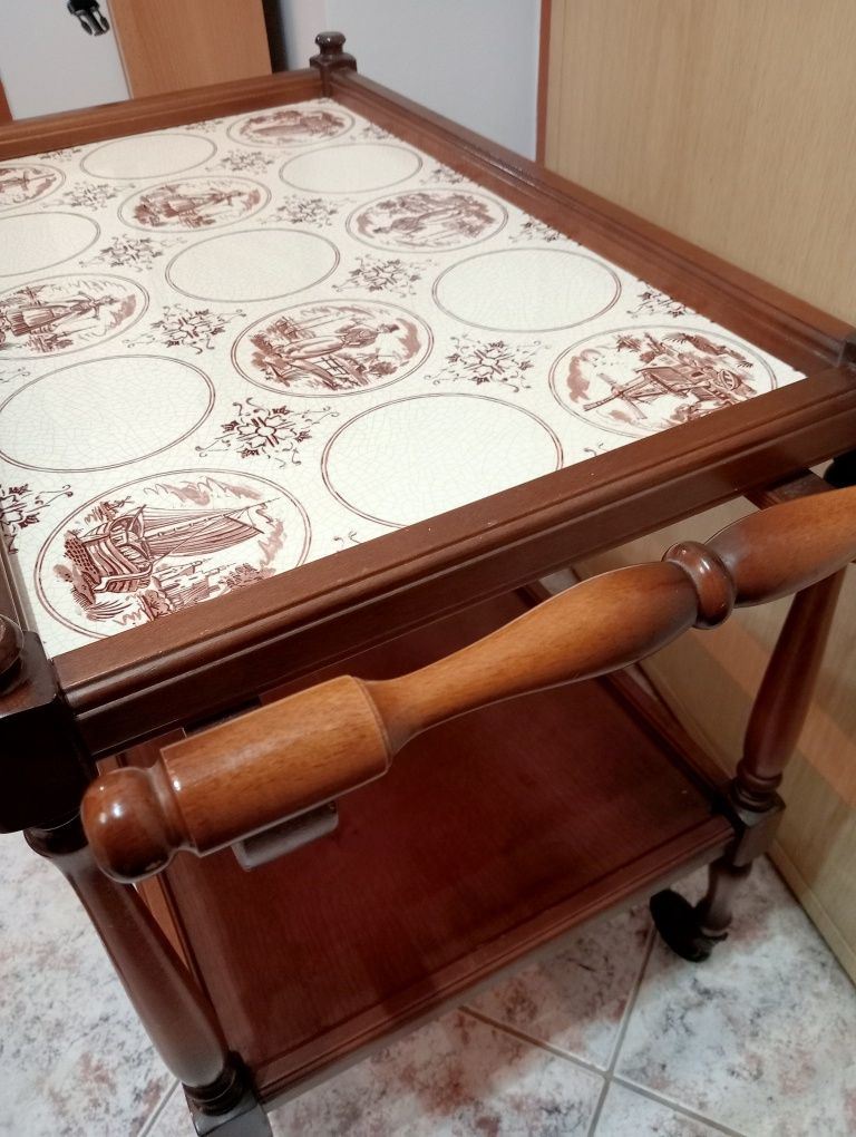 Stolik na kółkach z płytką ceramiczną