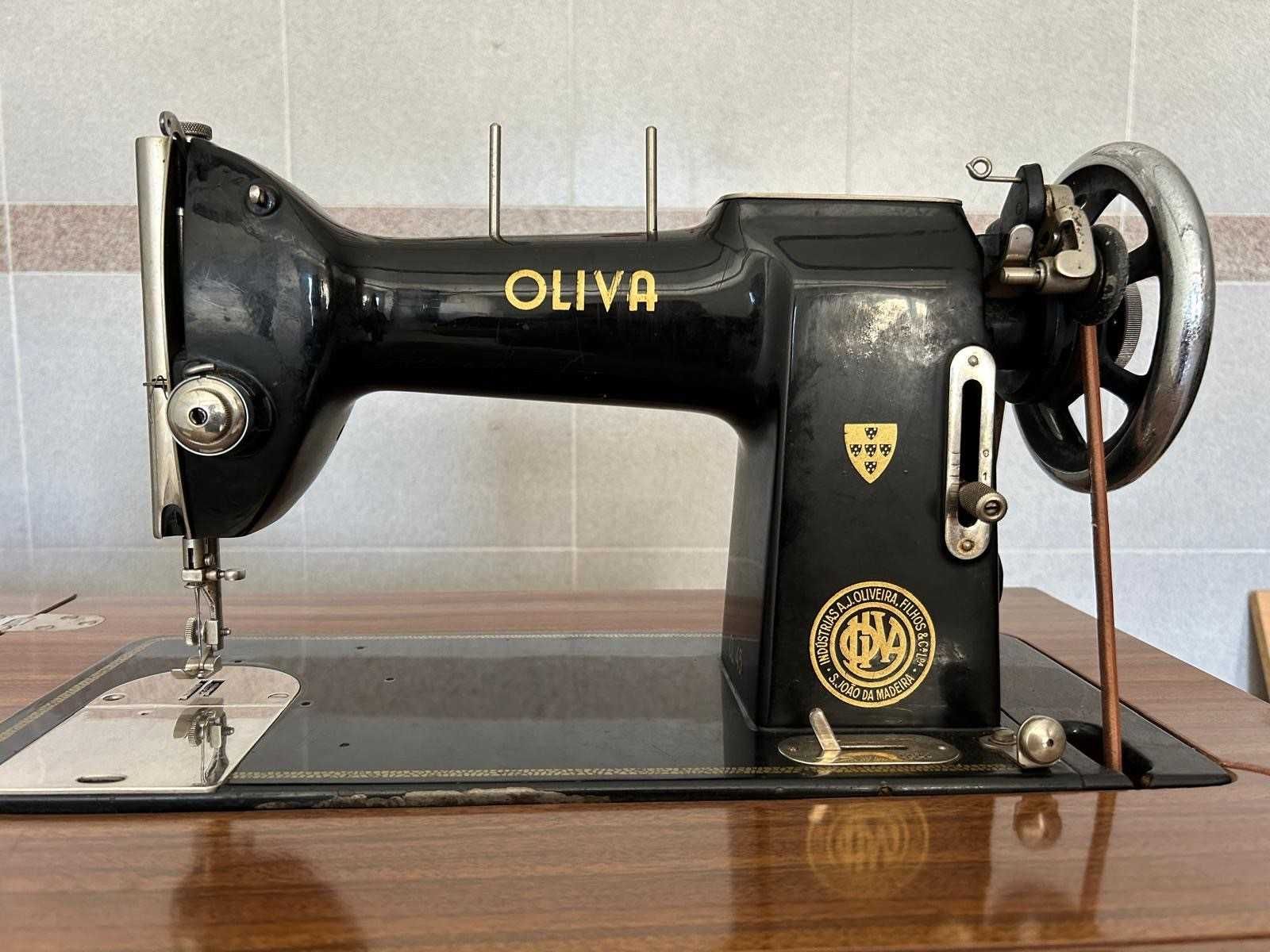 Maquina de costura Oliva a funcionar