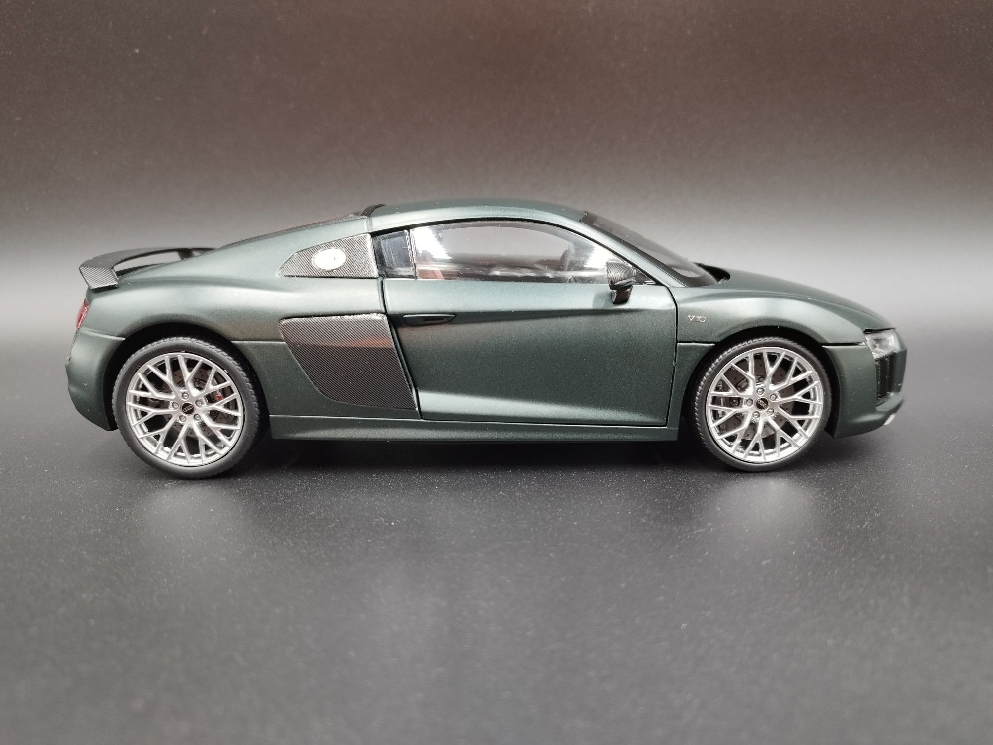 1:18 I Scale Audi R8 Plus Coupe V10  model nowy