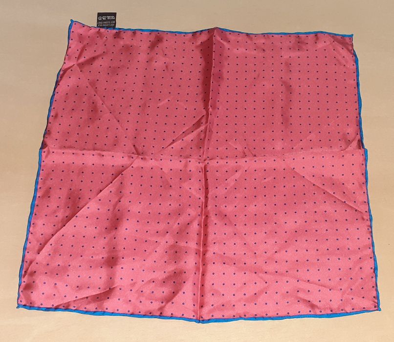 Varios Lenços - 1 é da marca Hugo Boss