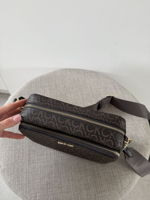 Brązowa torebka Calvin Klein CK monogram Must Camera Bag