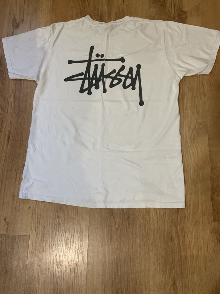 Футболка Stussy.