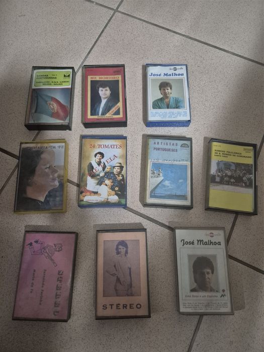 Várias cassetes de música