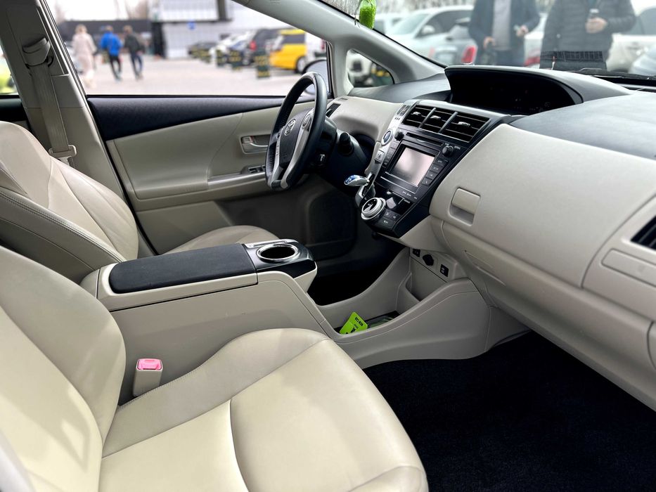 Аренда, прокат, под такси Toyota Prius V 2012