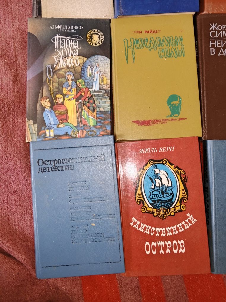 Книги разные , детективы продам