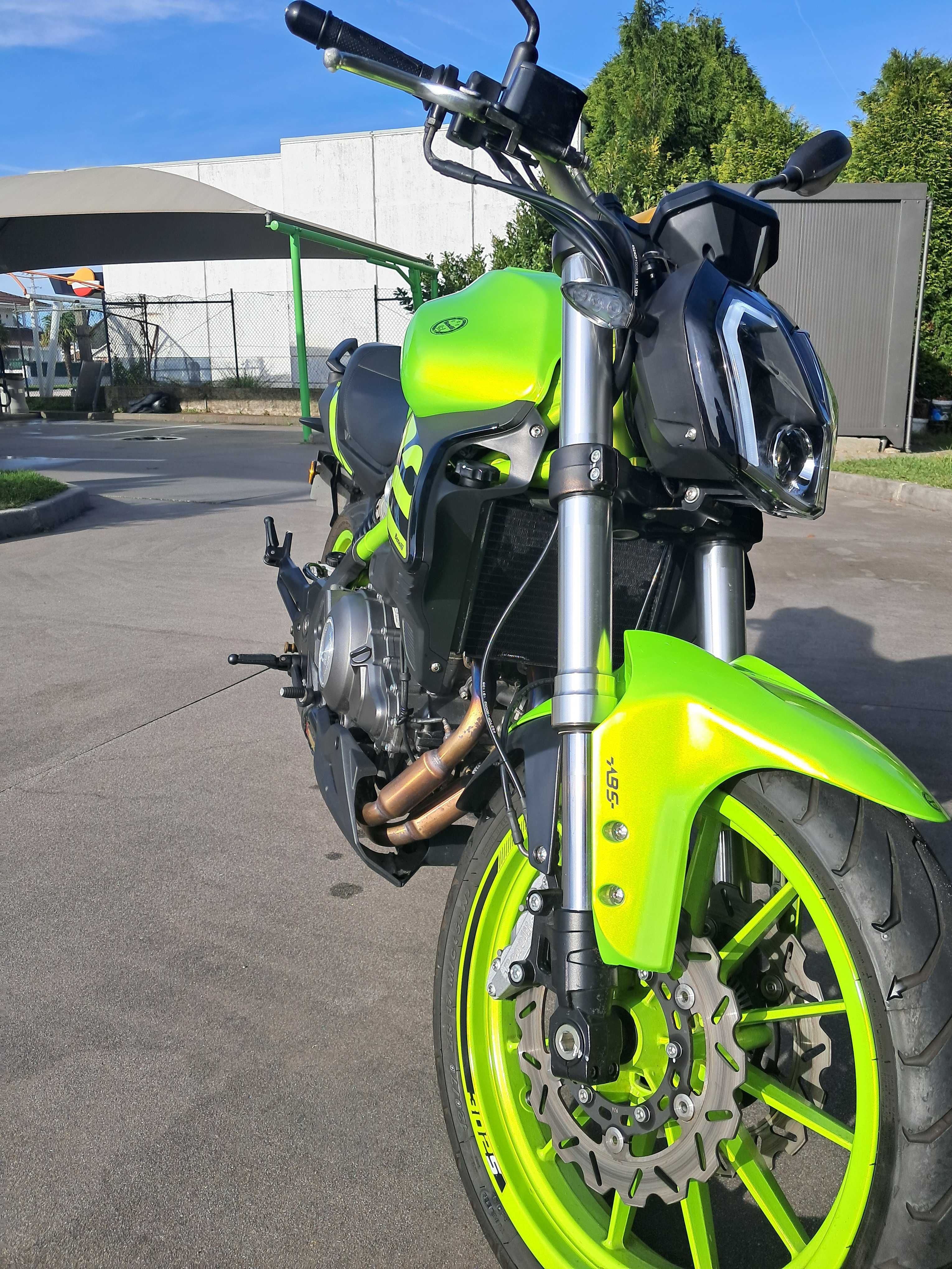 Benelli 302s remonta por carro
