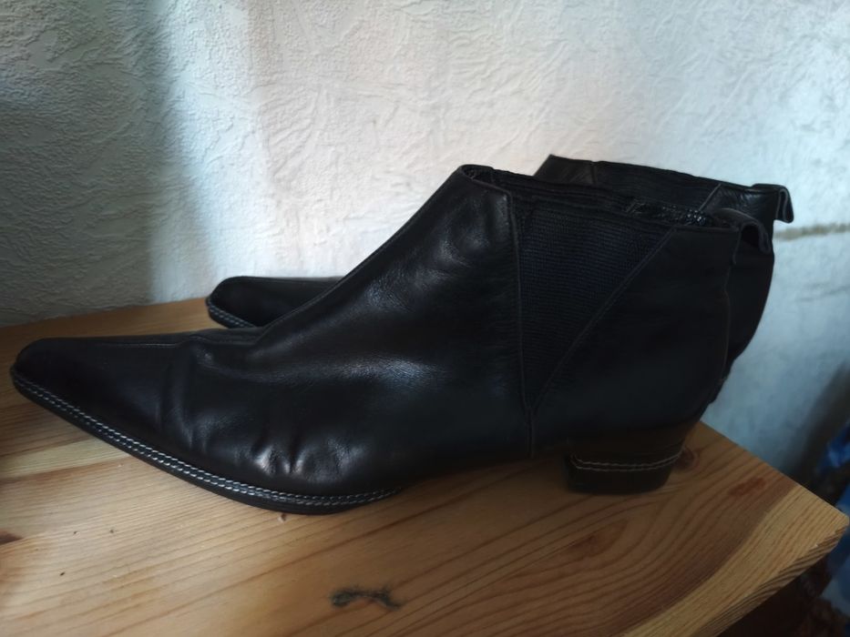 Ботильоны с острым носом.