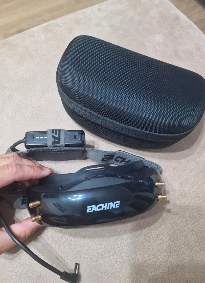 Kit FPV  2 Drones + Óculos Eachine EV200D + Comando Taranis + extras