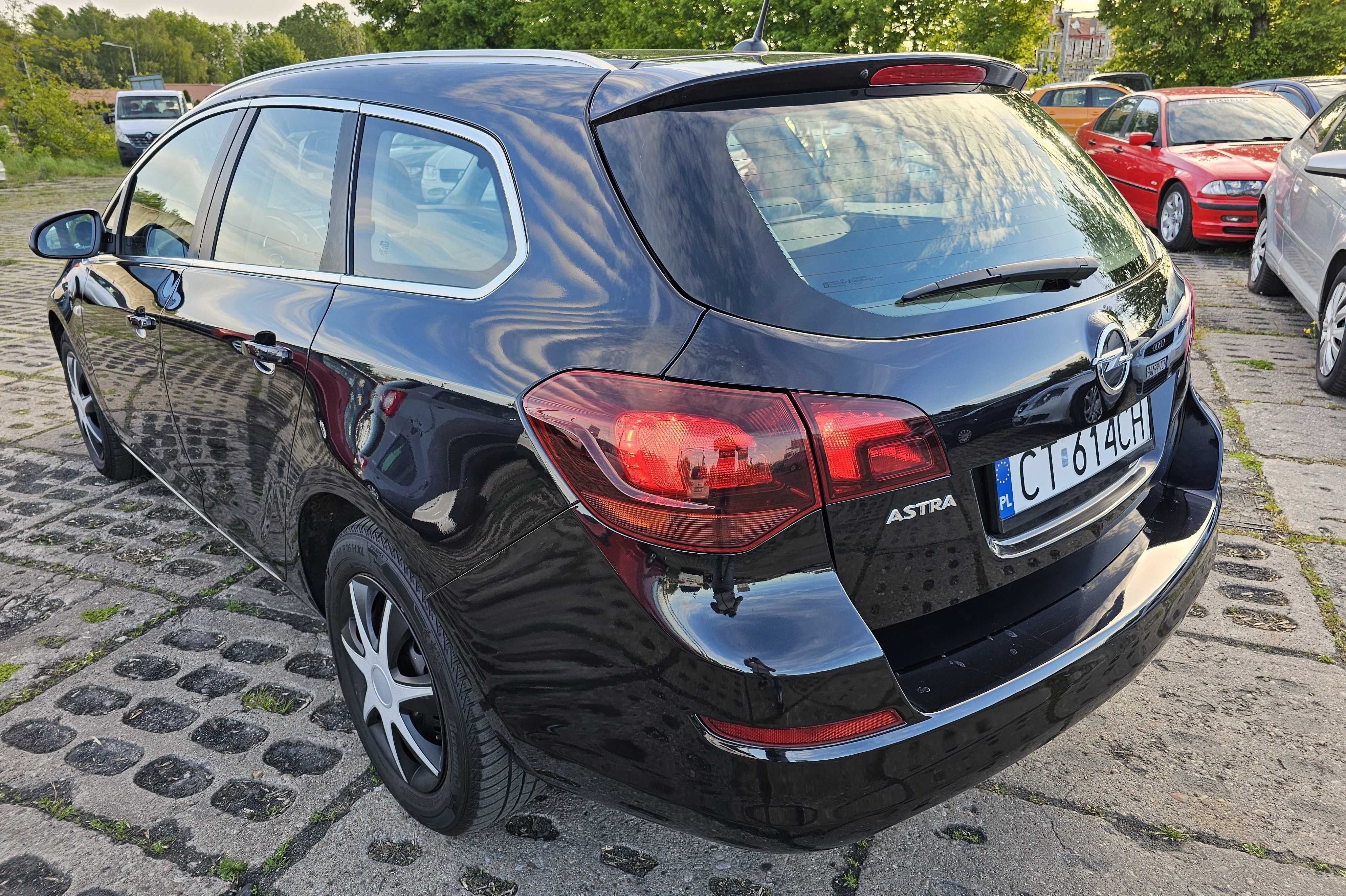 Opel ASTRA IV 4 J 2010 rok 1,6 benz 116 kM kombi XENON 2xKLIMA zareje