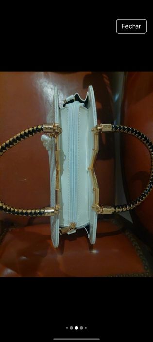 Mala bege com detalhes em dourado