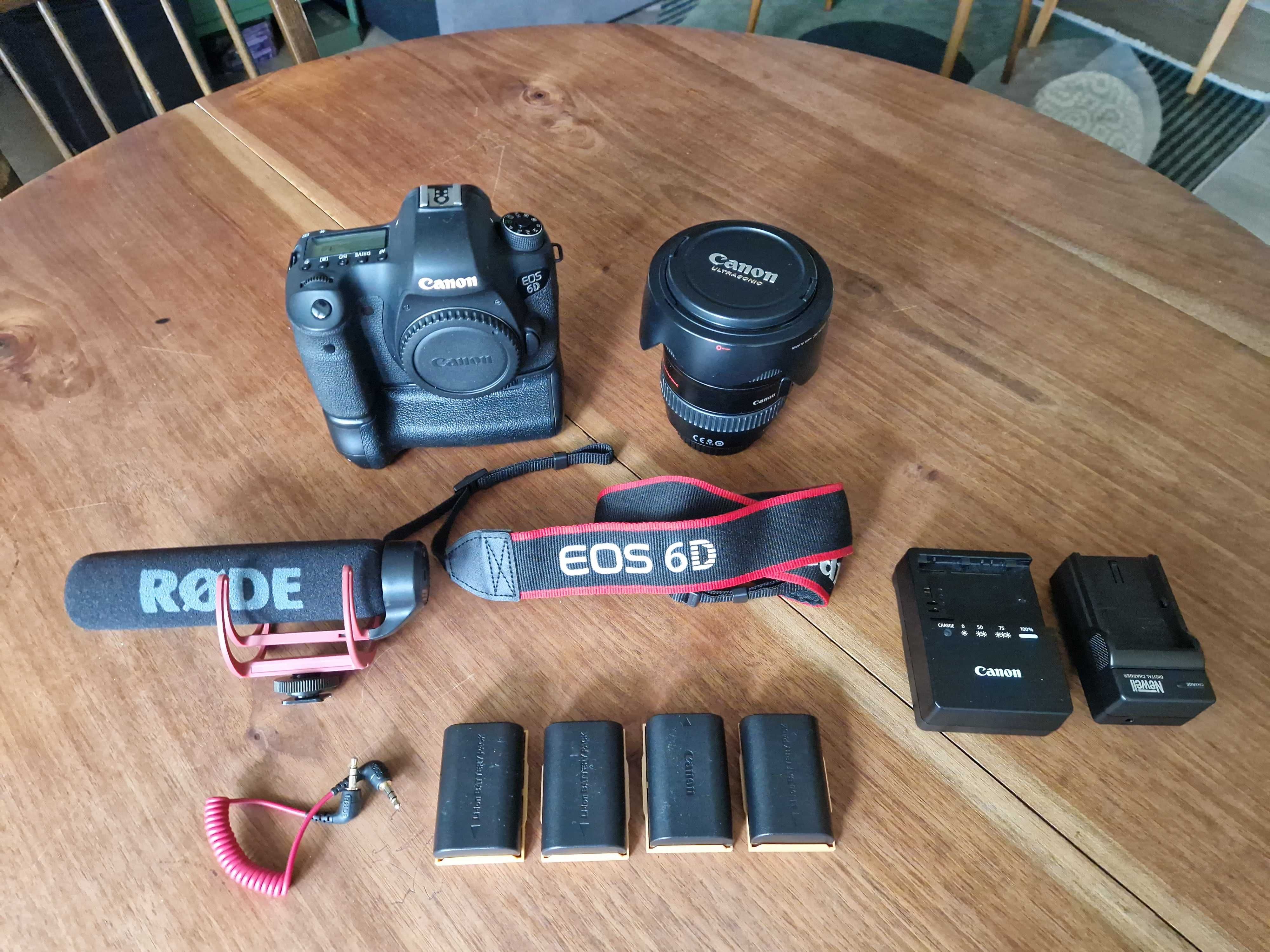 Canon 6D z obiektywem 24-105L, mikrofonem i battery gripem