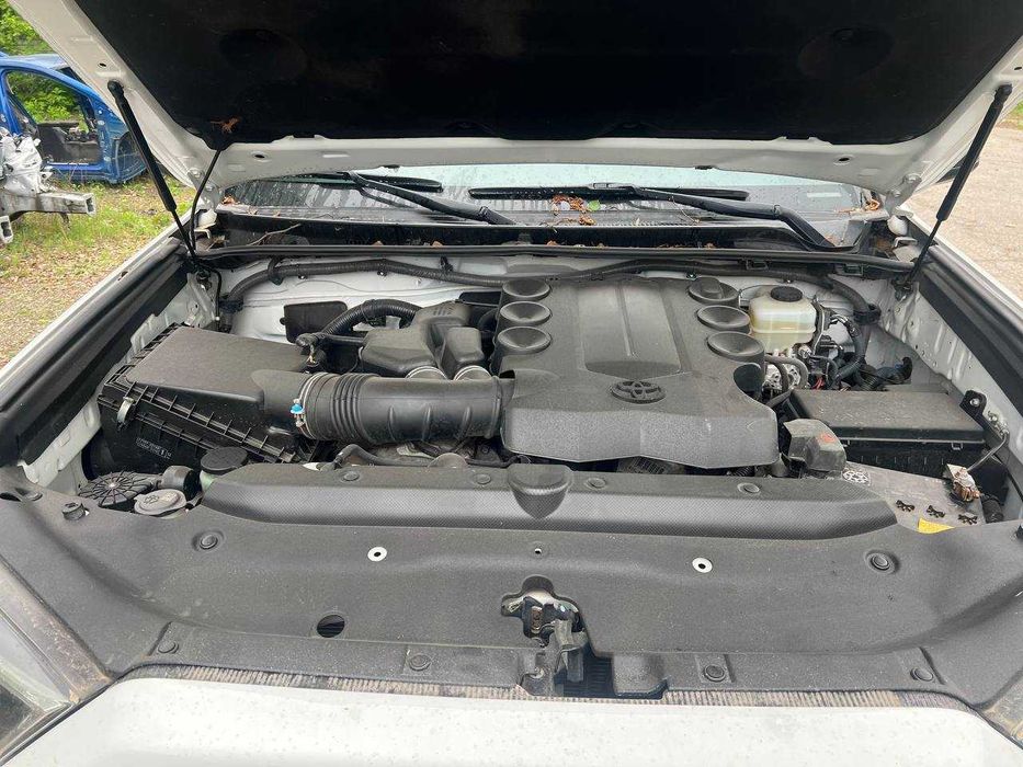 Разбираємо Toyota 4Runner Sr5 2015 White 4.0L 6