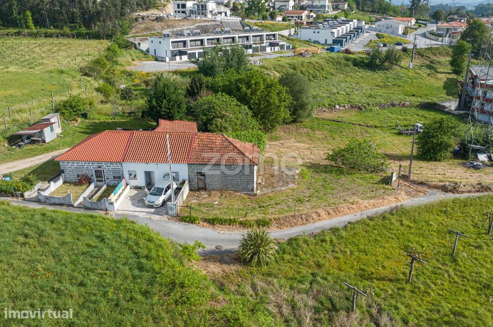 Moradia para restauro com terreno de 2370m2