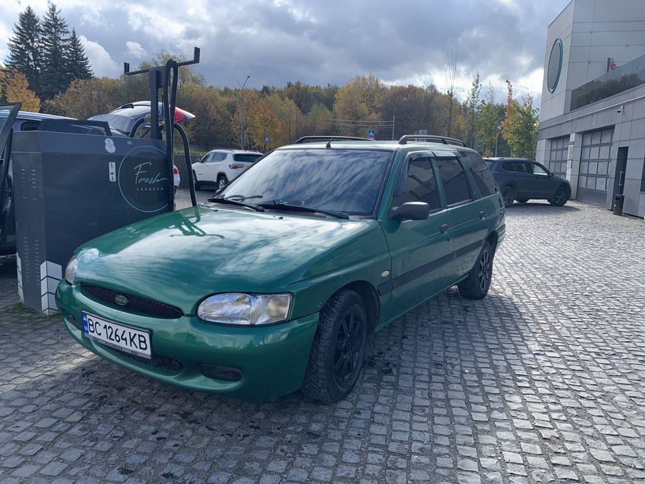 продаж Форд Ескорт