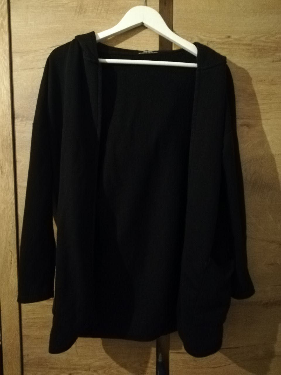Dłuższa czarna bluza z kapturem i kieszeniami Bershka