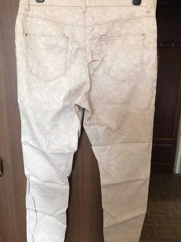Очень красивые узкие бежевые джинсы