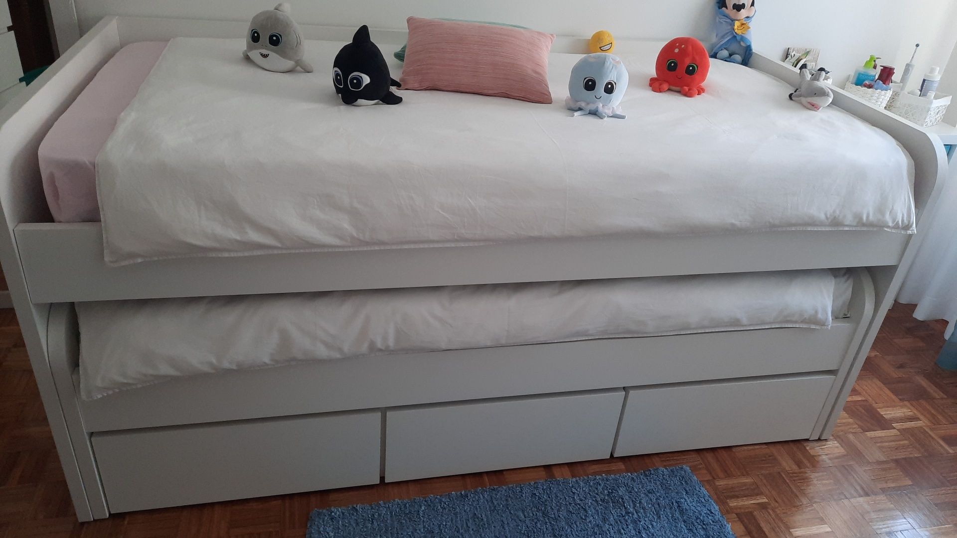Cama com arrumação