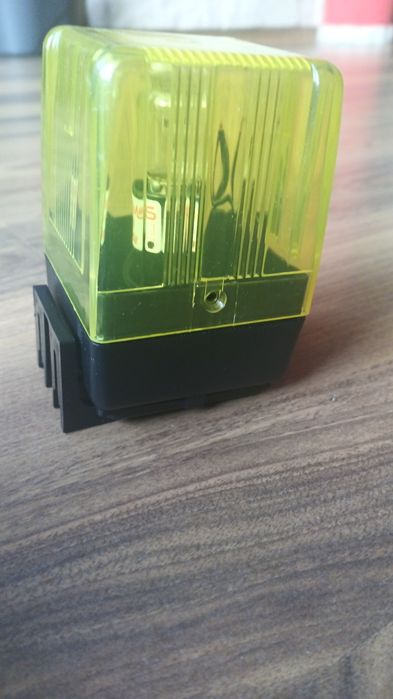 Lampa ostrzegawcza do bramy żółta 220 v nowa w pudełku z żarówką