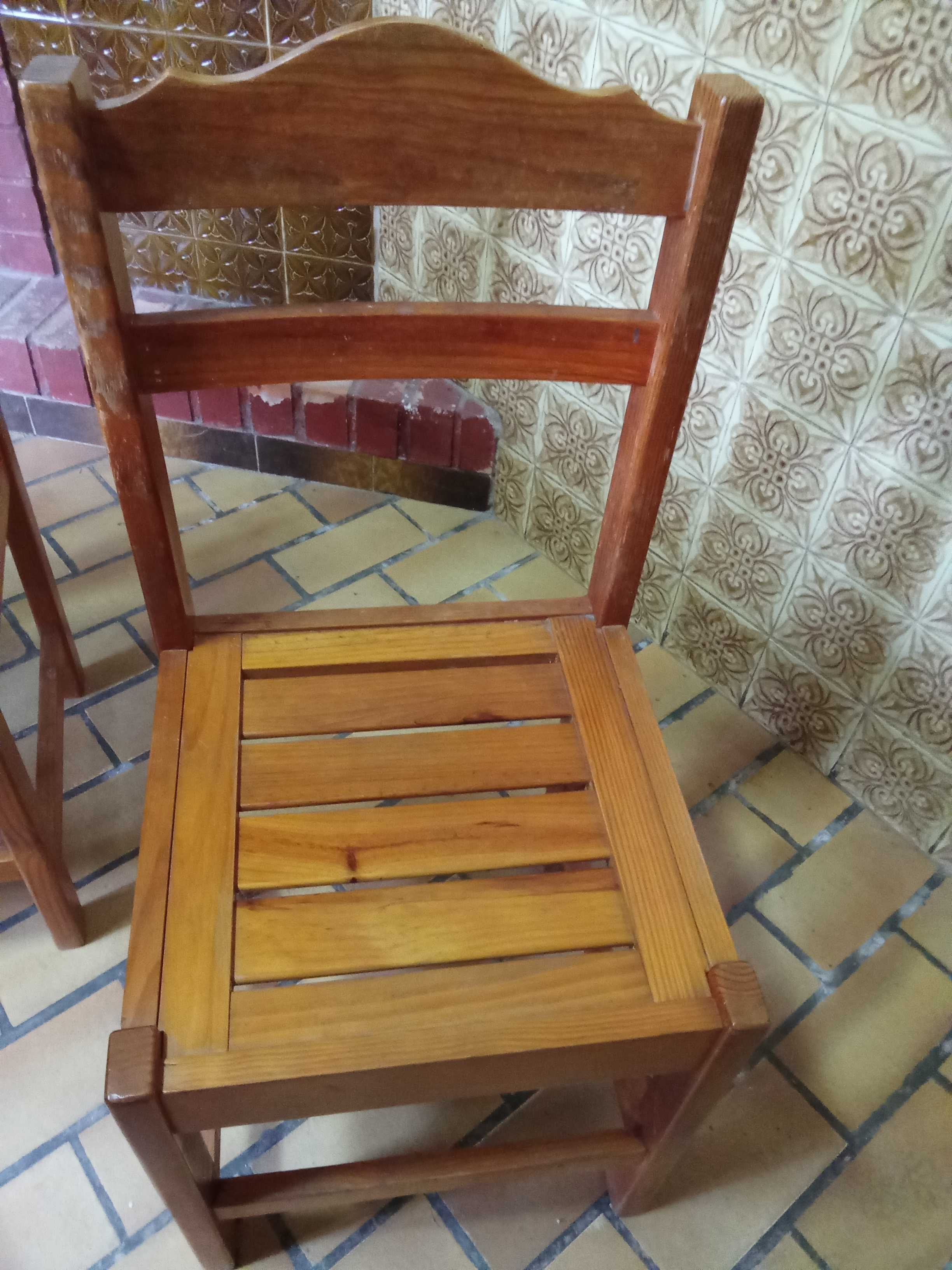 Mesa de cozinha com  6 cadeiras de madeira maciça