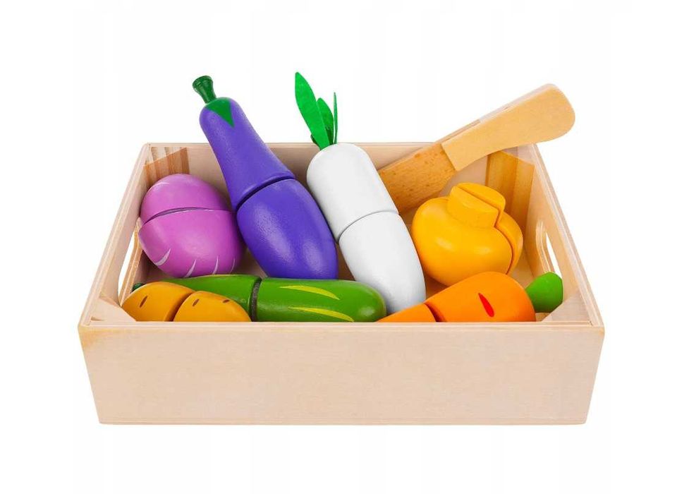 Zestaw drewnianych warzyw do krojenia na rzep w skrzynce