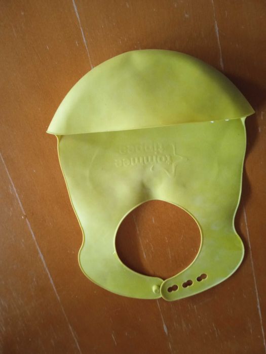 silikonowy śliniak z kieszonką  Tommee tippee limonkowy