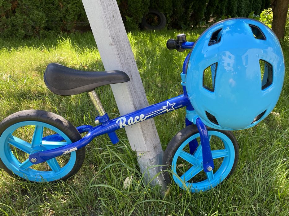 Rowerek biegowy dla dziecka z kaskiem