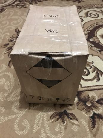 Картонна коробка з одягом