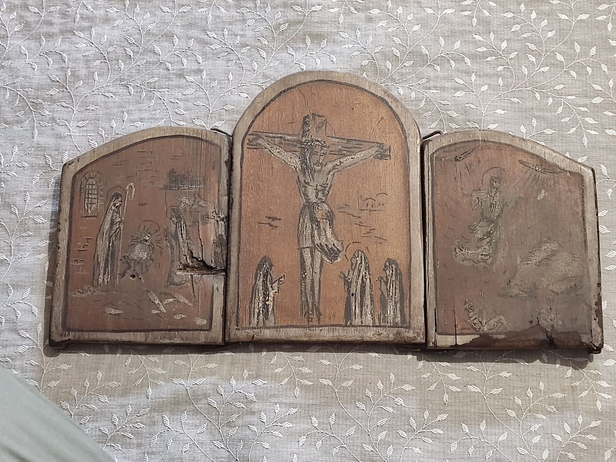 Tríptico religioso antigo em madeira